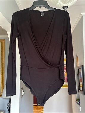 🌺 Forever 21 Black Long-Sleeve Wrap-Front Bodysuit Sz M
